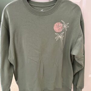 Hollister Olive Green crewneck with beachy Design